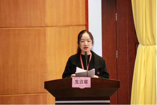 研究生会杨兴艳同学作工作报告